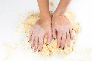 kadınların elleri üzerinde hafif bir adam hamur yoğurmak