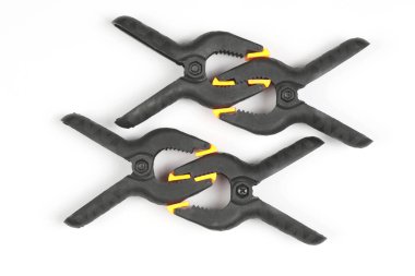 Beyaz bir arka plan üzerinde dört siyah mandal