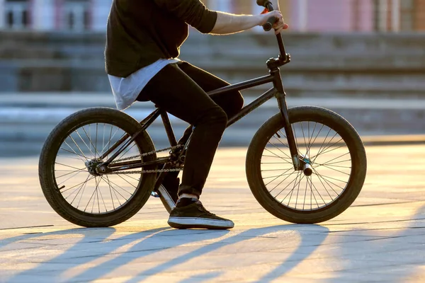 Il ciclista urbano in movimento sul marciapiede — Foto Stock