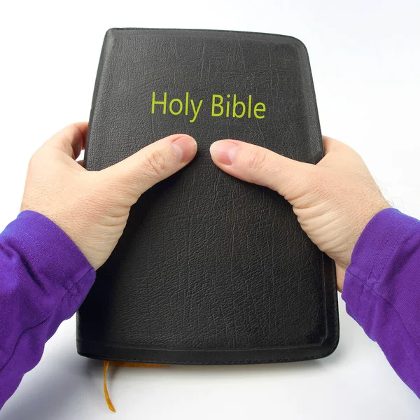 Libro de la Biblia en las manos sobre fondo blanco — Foto de Stock