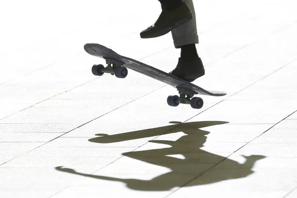 Junger Mann springt auf Skateboard — Stockfoto