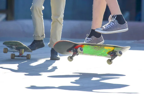 Mladí lidé jezdí na skateboardu — Stock fotografie