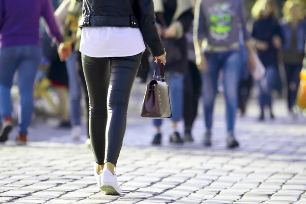 Personer som korsar vägen vid en gågata — Stockfoto