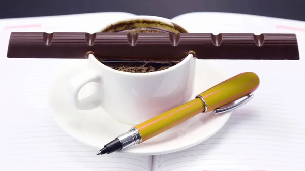 Café negro y chocolate en la mesa de una persona de negocios —  Fotos de Stock