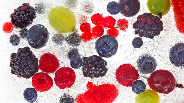 Diferentes bayas jugosas congeladas en hielo. vitamina foo saludable — Foto de Stock