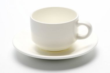 Beyaz arka plan üzerinde boş beyaz kahve fincanı