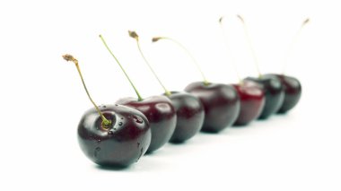 Beyaz arka plan üzerinde çilek kiraz