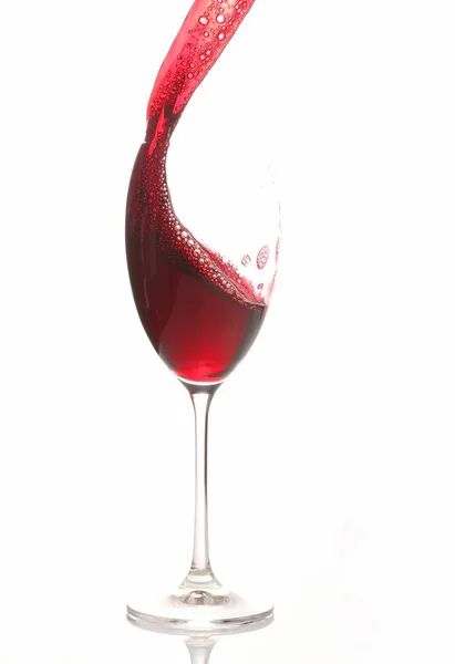 Vino rosso versato da un bicchiere — Foto Stock