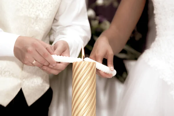 Noiva e noivo acender a vela de casamento na cerimônia — Fotografia de Stock