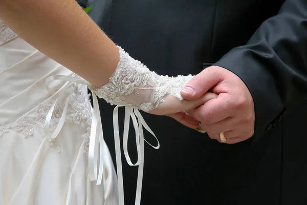 The groom holds the bride's hand close up — Stock Photo, Image