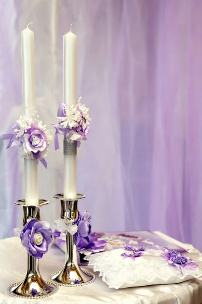Duas velas de casamento decoradas bonitas na mesa — Fotografia de Stock
