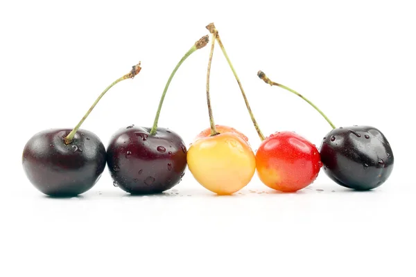 Beeren Kirschen auf weißem Hintergrund. nützliches Vitamin gesund foo — Stockfoto