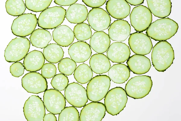 Gesneden van de dunne plakjes komkommer op een transparante witte achtergrond — Stockfoto