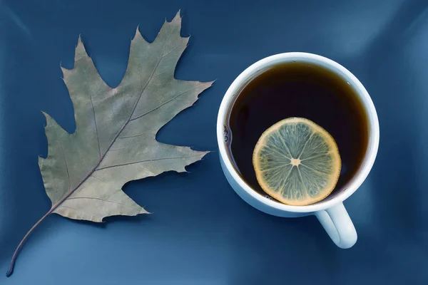 Secangkir teh putih dengan lemon dan herbal — Stok Foto