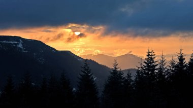  Dağlarda gün batımı. inanılmaz doğa ve manzara