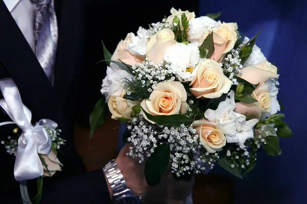 Bruidegom bruiloft boeket rozen houden — Stockfoto