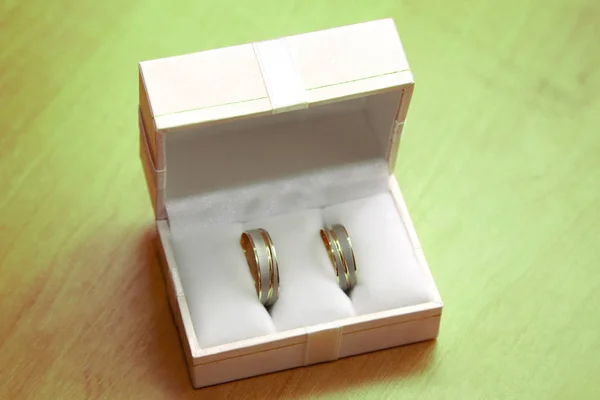 Gouden ringen voor bruiloften zijn in de doos. Happy e — Stockfoto