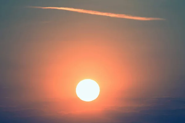 Por do sol em uma cor incomum. natureza incrível e paisagem — Fotografia de Stock