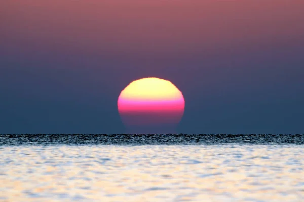 Wschód słońca na morzu z bliska. niesamowity charakter i krajobraz — Zdjęcie stockowe