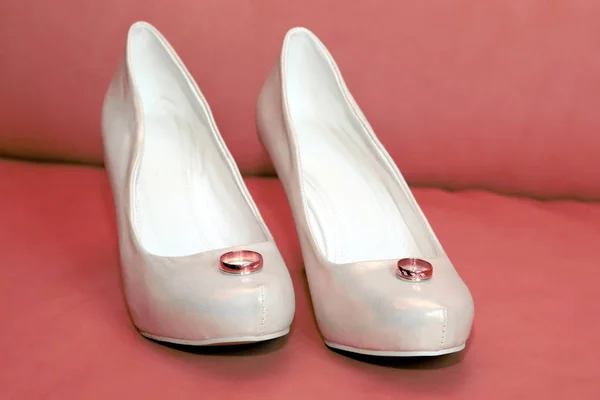 반지와 신부 웨딩 신발. 행복한 홀리다 — 스톡 사진