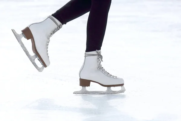 Pies patinaje niña patinaje sobre hielo rin — Foto de Stock