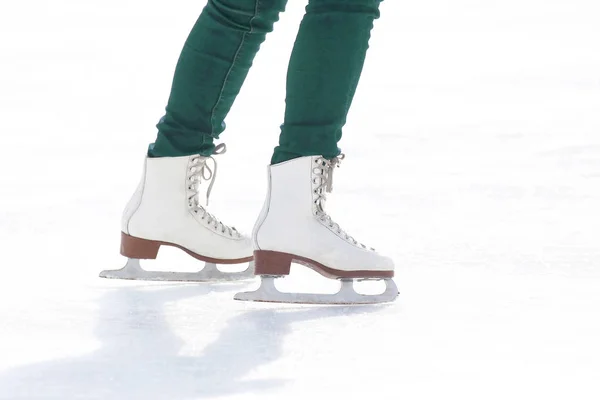 Pies patinando en el rin de hielo — Foto de Stock