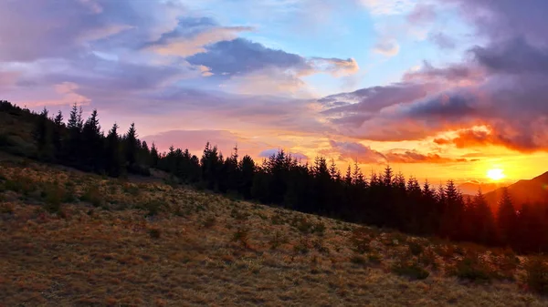Pôr do sol muito colorido nas montanhas. natureza incrível e landsc — Fotografia de Stock