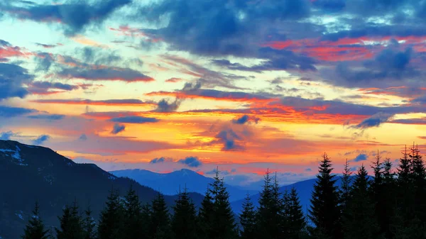 V horách velmi pestrý západ slunce. úžasná příroda a landsc — Stock fotografie
