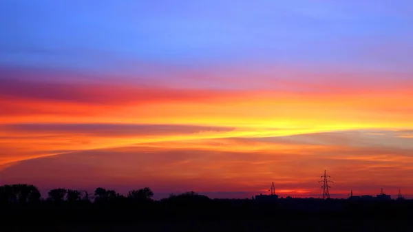 Вечерний закат с яркими облаками. удивительная природа и пейзажи — стоковое фото
