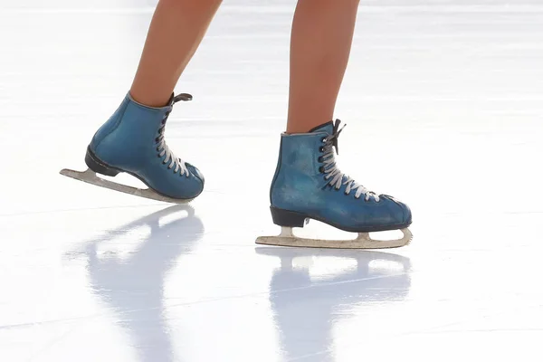 Feet skating girl skating on ice rin — Stock Photo, Image