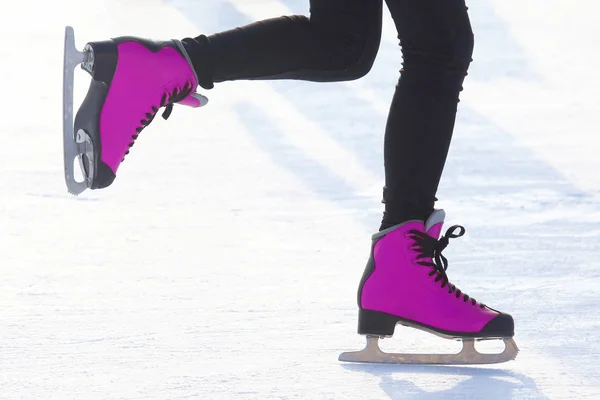 Női lábak korcsolyáznak a jégpályán. Hobbi és kikapcsolódás. Sp. — Stock Fotó