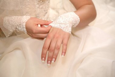 Gelin elindeki bandajdır. moda ve şenlikli attir güzelliği