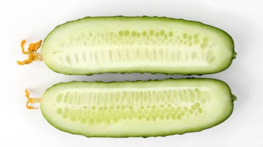 Salatalık beyaz arka plan üzerinde uzunlamasına kesilmiş 