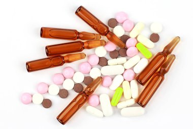 tıbbi tabletleri, ampul beyaz arka plan üzerinde enjeksiyonları için