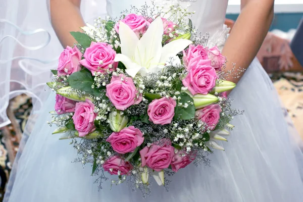 Красивый свадебный букет из роз в руках невесты — стоковое фото