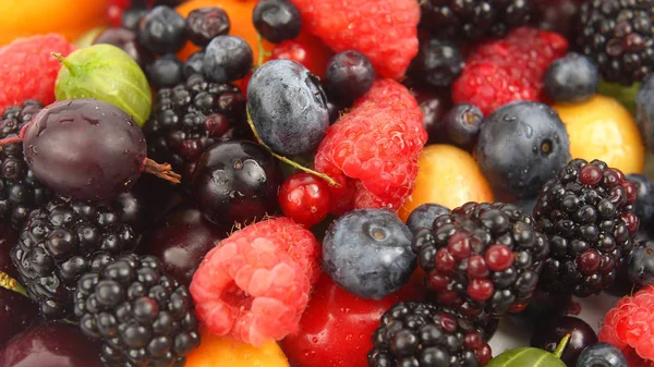 Lots of fresh different berries. healthy fresh vegetables and fo — Stock Photo, Image