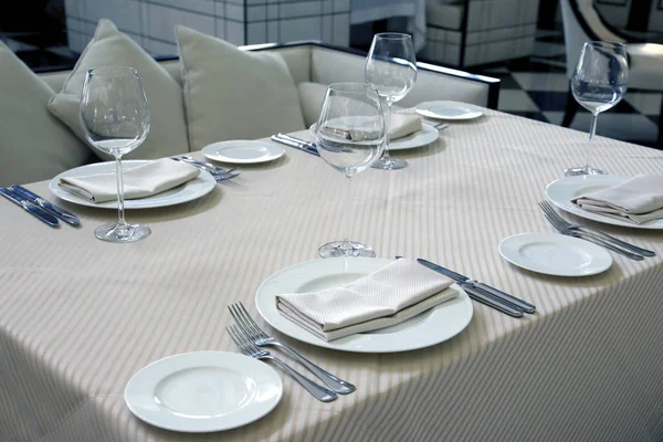 Servir platos sobre la mesa en el restaurante —  Fotos de Stock