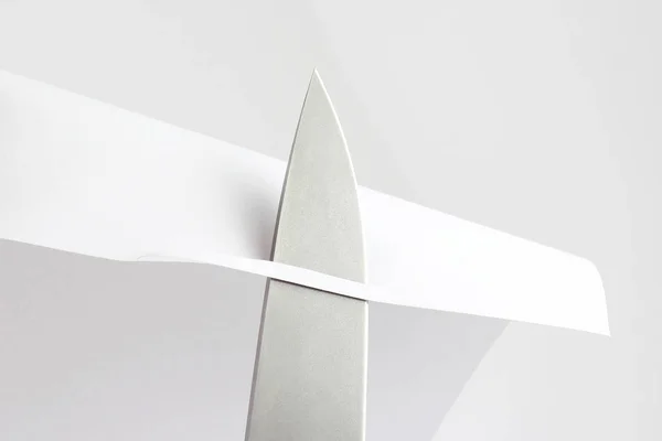Comprobar el afilado de cuchillas sobre papel —  Fotos de Stock