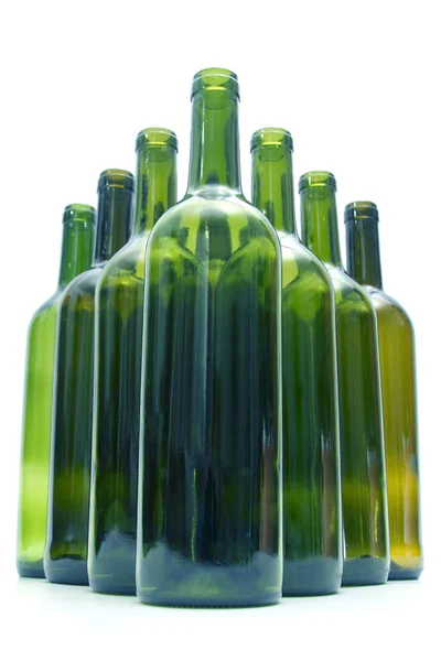 Prázdné láhve vína na bílém podkladu. stolní nádobí pro nápoje — Stock fotografie