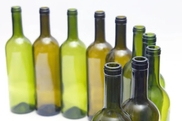 Prázdné láhve vína na bílém podkladu. stolní nádobí pro pití — Stock fotografie