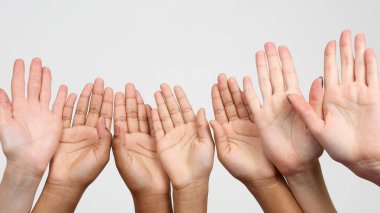 bir ro birçok kaldırdı eller