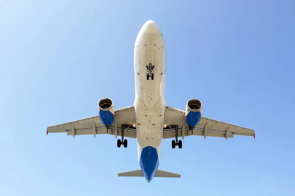 O avião de passageiros voa para uma aterragem. companhia aérea comercial — Fotografia de Stock