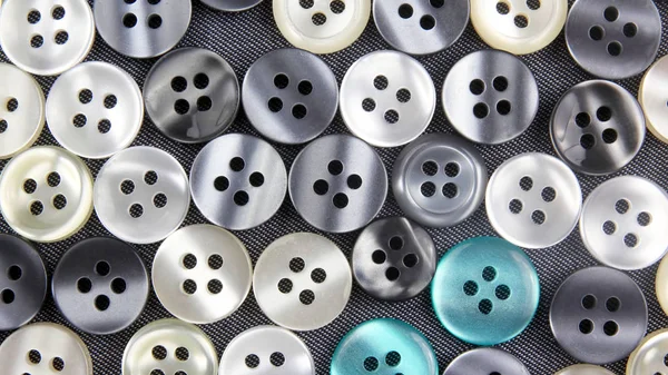 kumaş üzerinde inci düğmeleri farklı anne