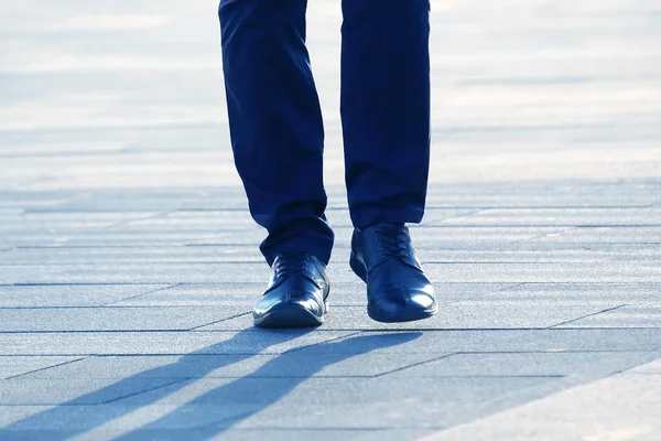 Beine eines Mannes, der auf einem Stadtweg geht — Stockfoto