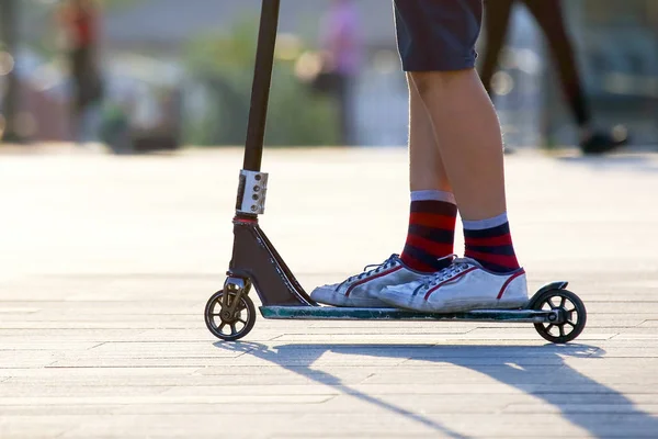 Tiener jongen rijden in de stad op een scooter. sport en Hobby's. — Stockfoto