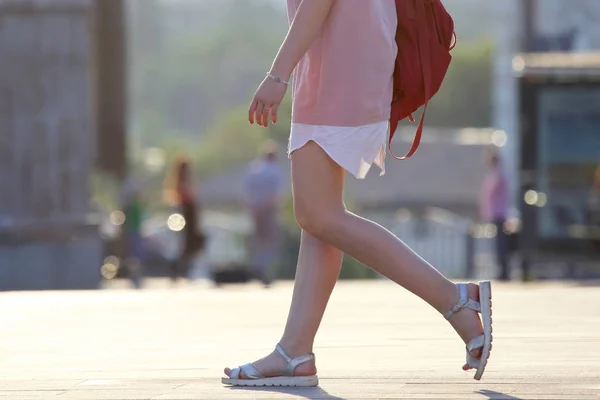 Piernas mujer caminando en la plaza de la ciudad — Foto de Stock