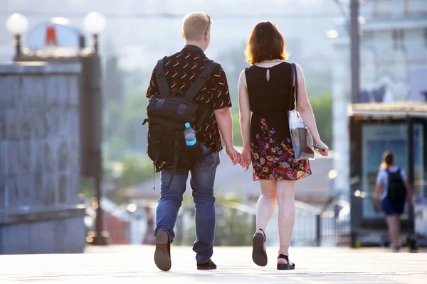 Cara e uma menina andando juntos em uma rua da cidade — Fotografia de Stock