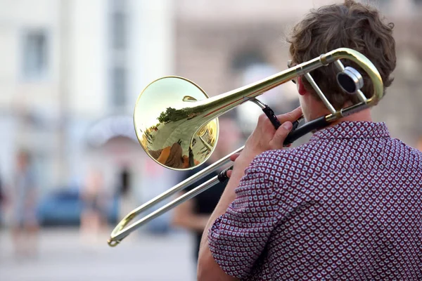 Tükörképe az utcán az eszköz trombita. — Stock Fotó