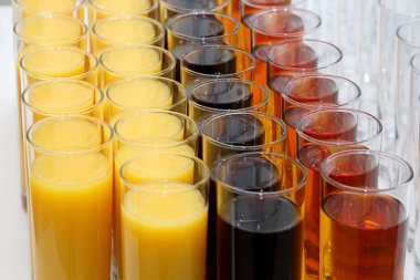 birçok farklı suyu gözlüklü