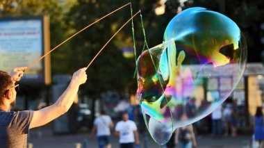 Adam sokakta büyük bir baloncuk izin. dekoratif gösterisi